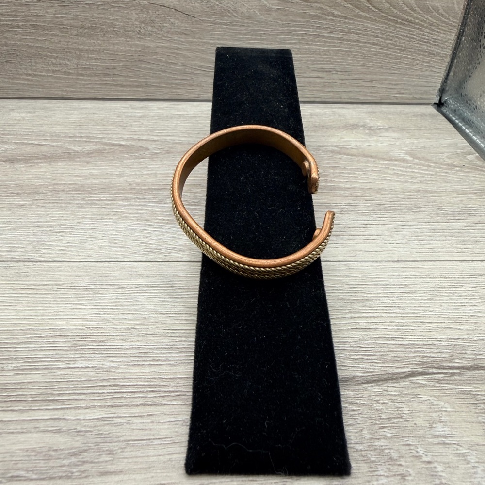 Elegant Gold Tone andβ Tan Bracelet